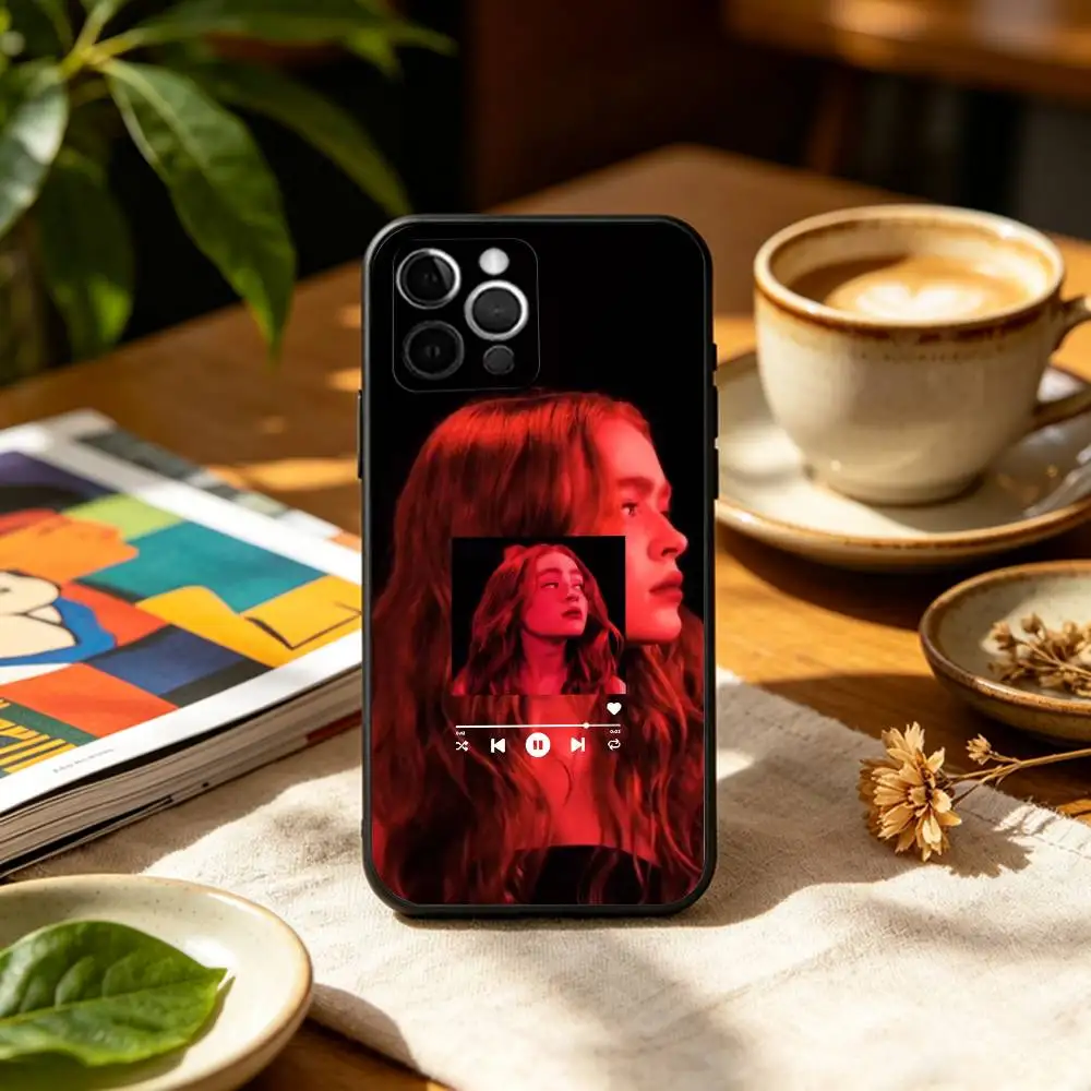 Фото Актриса Сэди Синк. Мягкий силиконовый черный чехол для телефона для iPhone 17, 16, 15, 14, 13, 12, 11 Plus, Pro Max, XS. №5