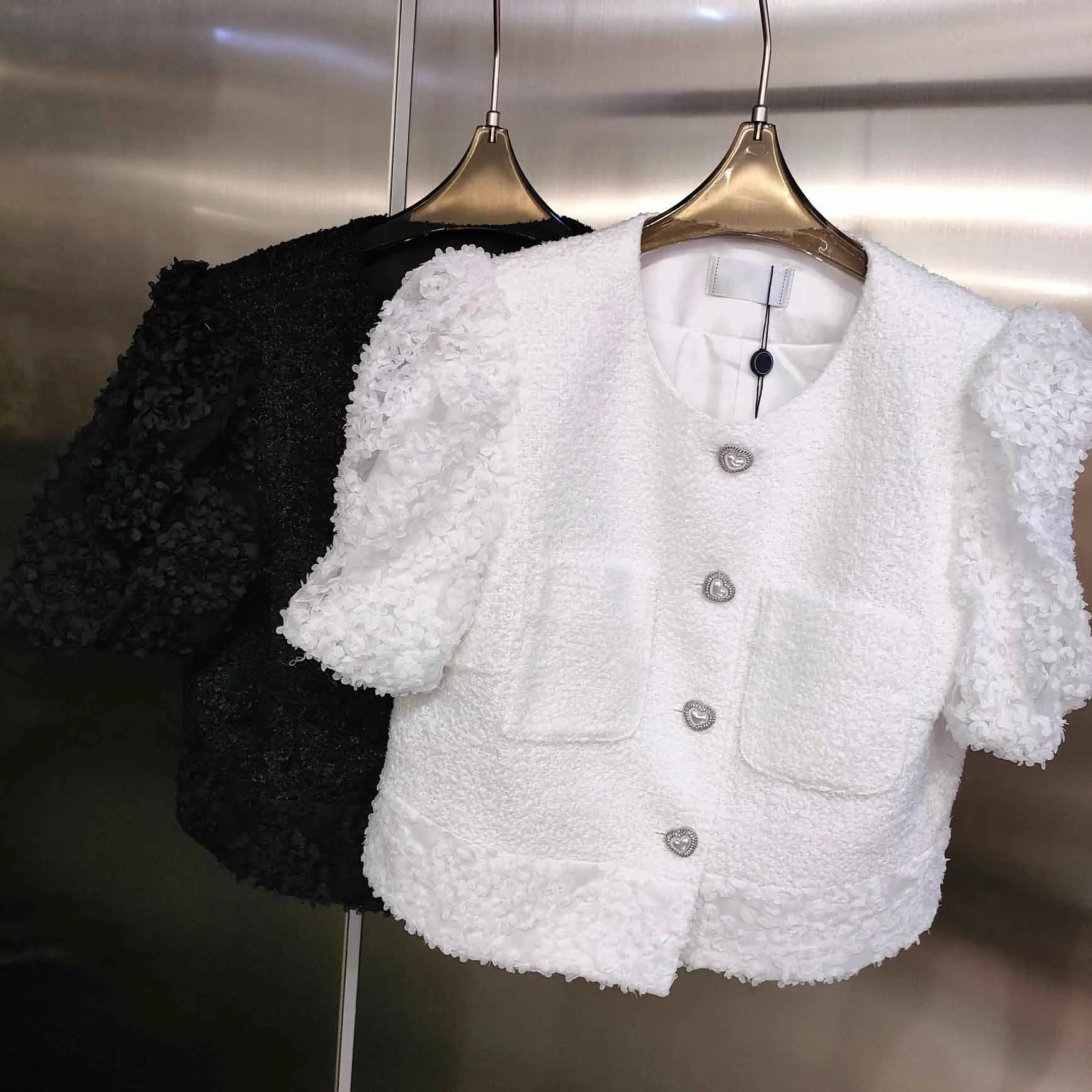 

The new short - sleeved upper body is and fashionable