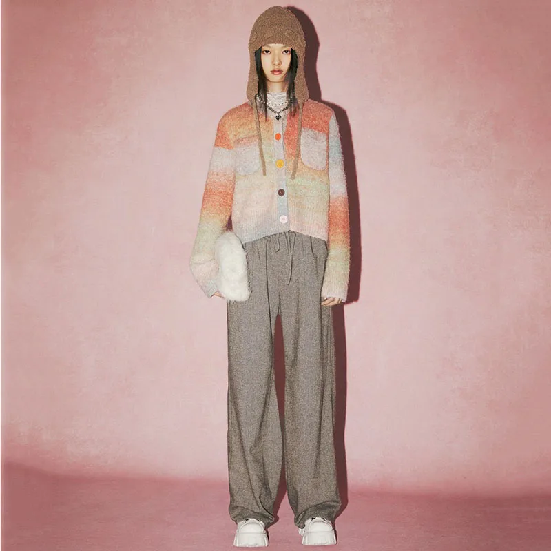 

Женский короткий свитер с круглым вырезом и длинным рукавом