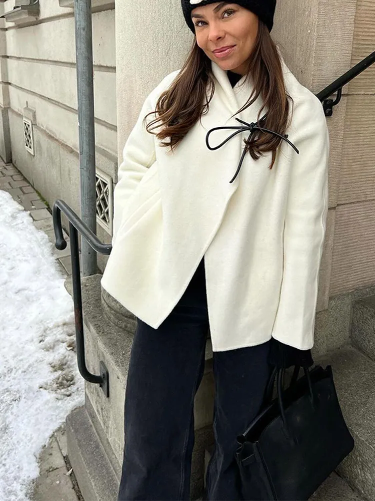 Женское твидовое пальто с бантом элегантное однотонное белое длинными рукавами