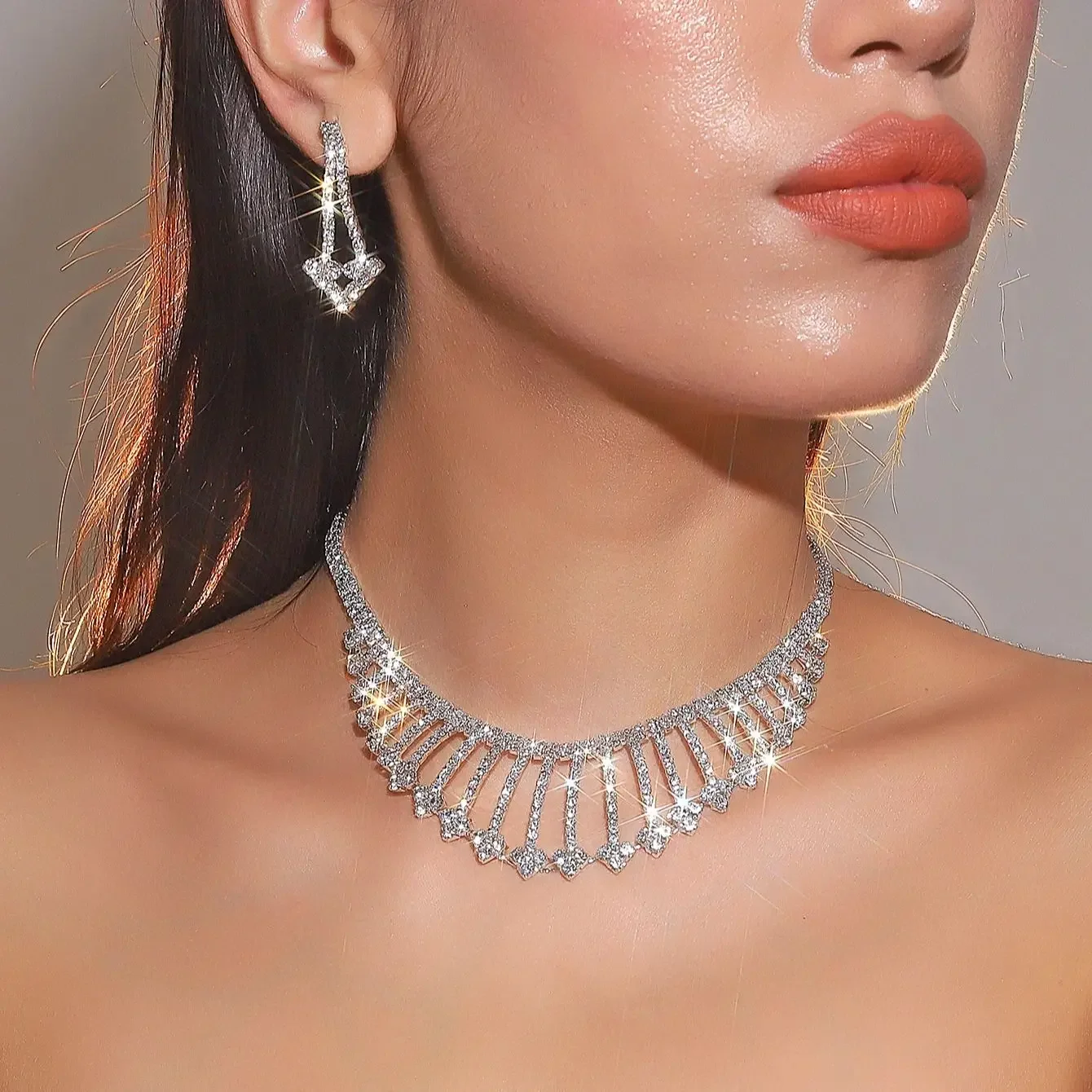 Роскошные геометрические выдолбленные супер-вспышки ожерелье со стразами