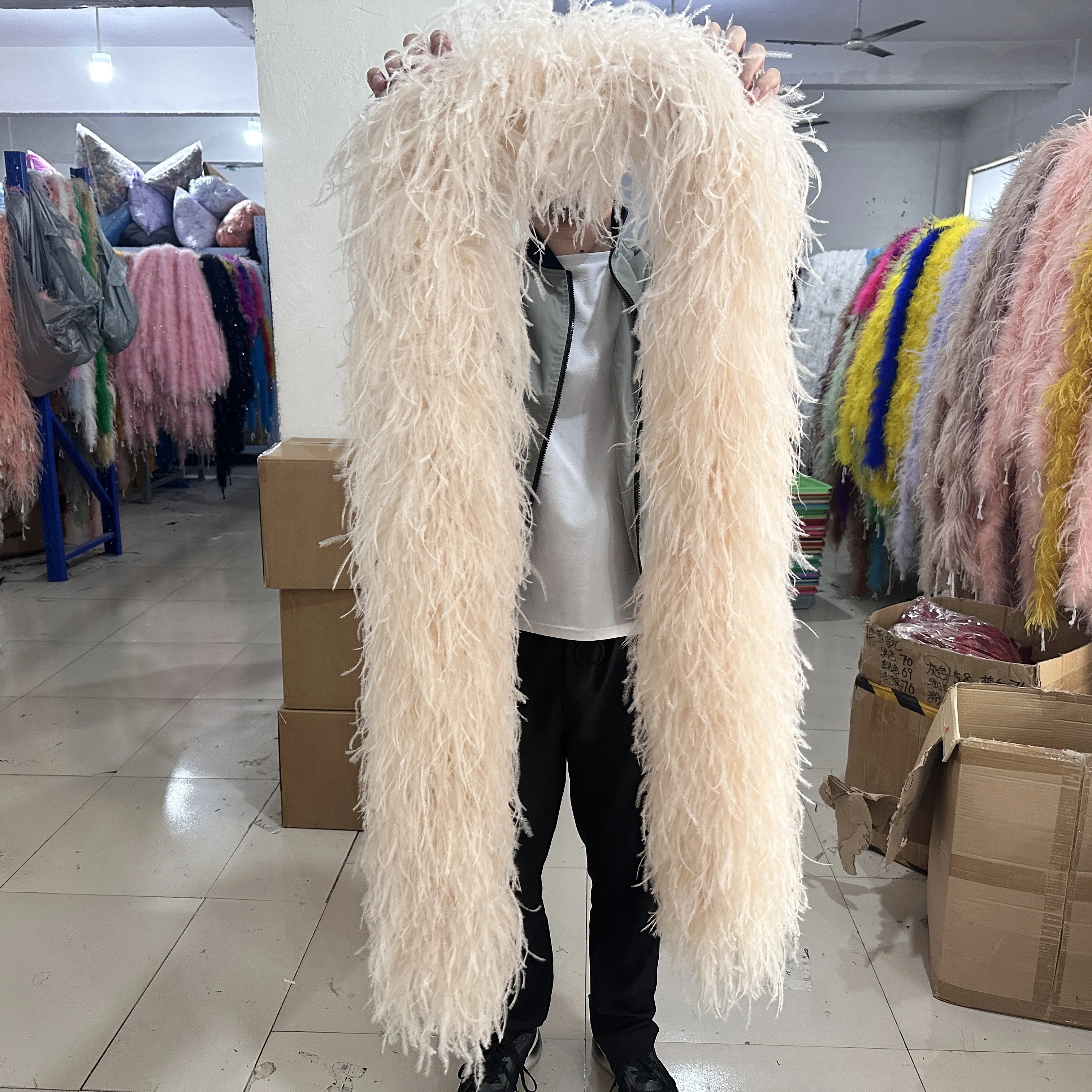 Красочные страусиные перья