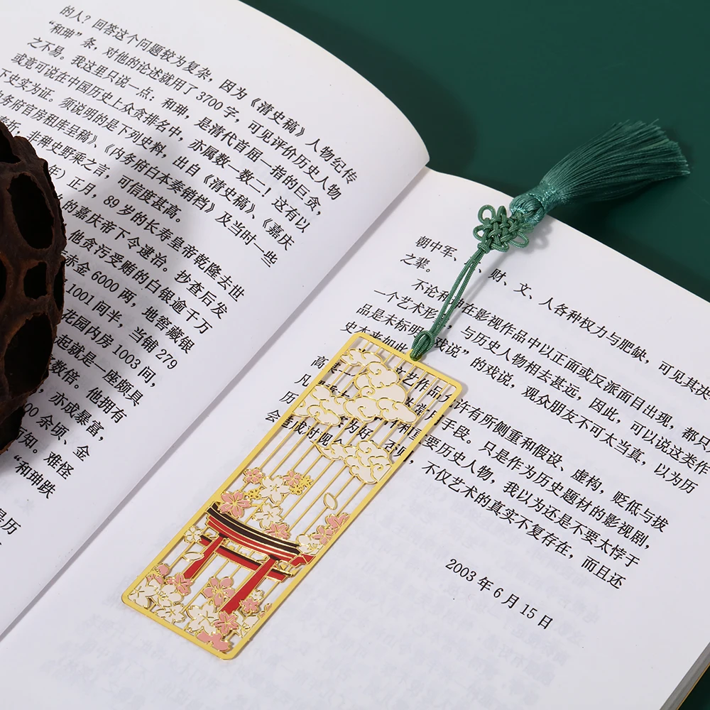 

Металлическая закладка Zephyr Tour