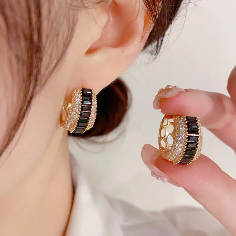 

Корейская версия, изысканные модные супер блестящие геометрические полые серьги с микроинкрустированными цирконием и застежкой для ушей, ...