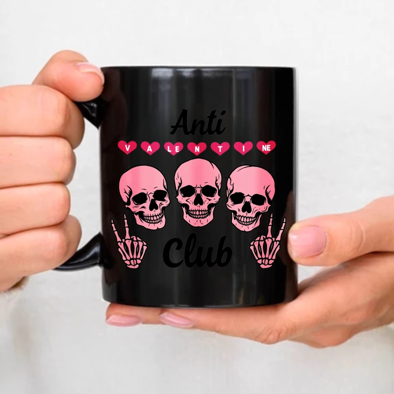 Фото Черная кружка Anti-Valentine's Club с розовым черепом и сердечком, подходит в качестве подарка на День святого Валентина. №1