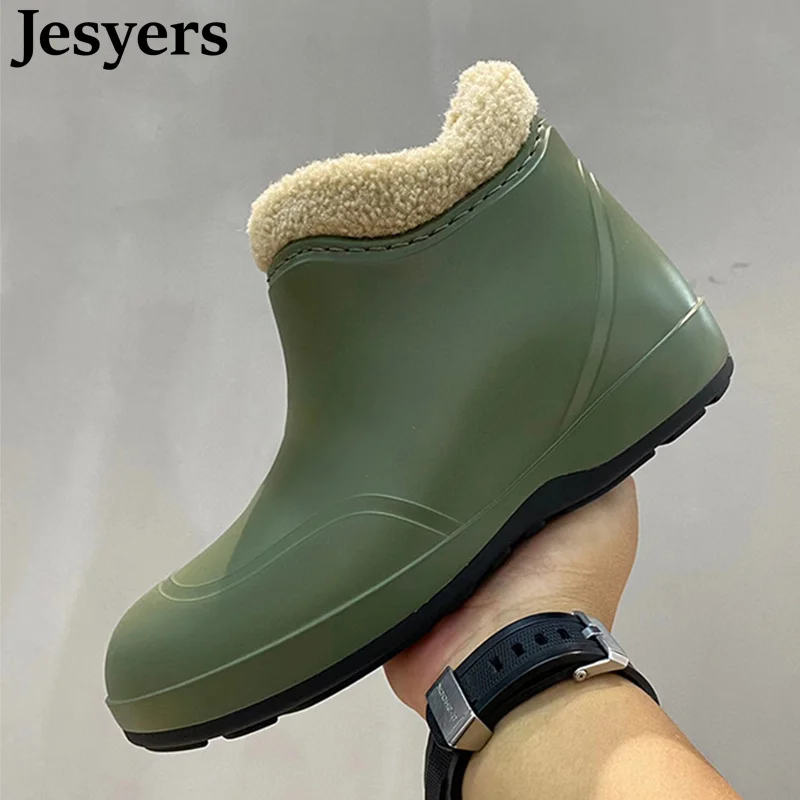 

Женские резиновые непромокаемые ботинки без шнуровки, с круглым носком, теплые полусапожки с мехом внутри на плоской толстой подошве для ос...