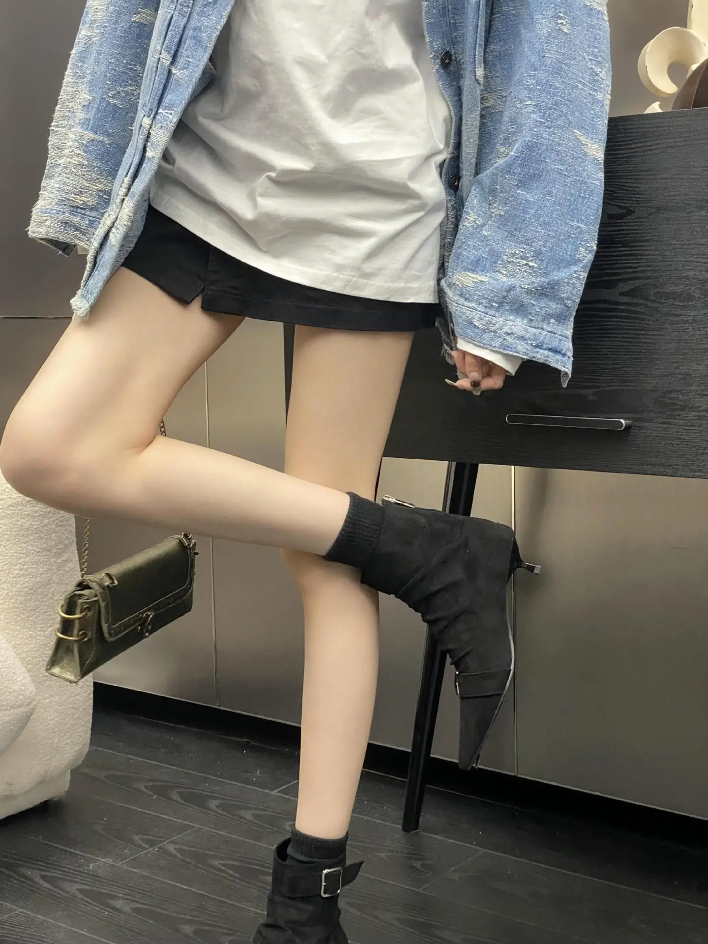 Брендовая женская обувь. Белые ботильоны. Сапоги с круглым носком. Женская мода.