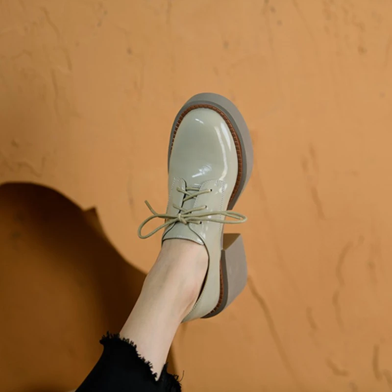 Женские туфли-лодочки из лакированной кожи с круглым носком на платформе и