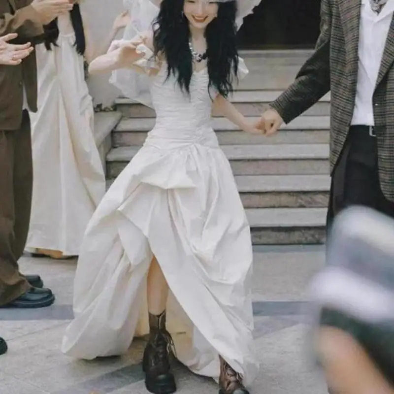 Элегантное свадебное платье с вырезом лодочкой и небольшим шлейфом. Новые модные