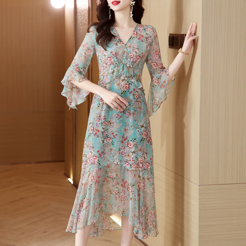 

Женское летнее платье с V-образным вырезом и принтом