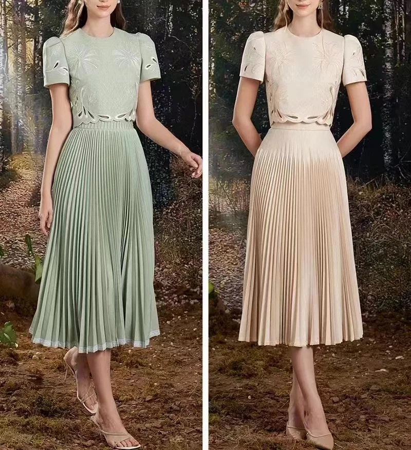 Женский модельный костюм с цветочной вышивкой зеленый короткий топ круглым