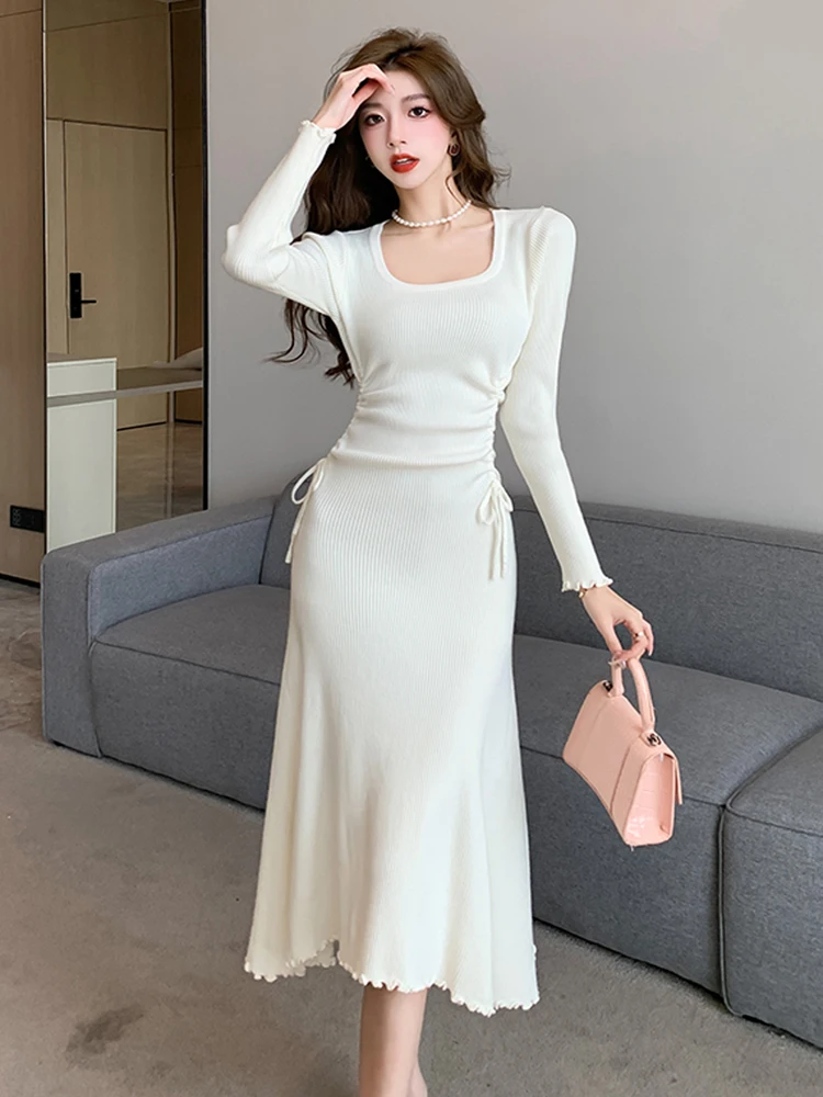 Женское трикотажное платье-свитер с квадратным вырезом