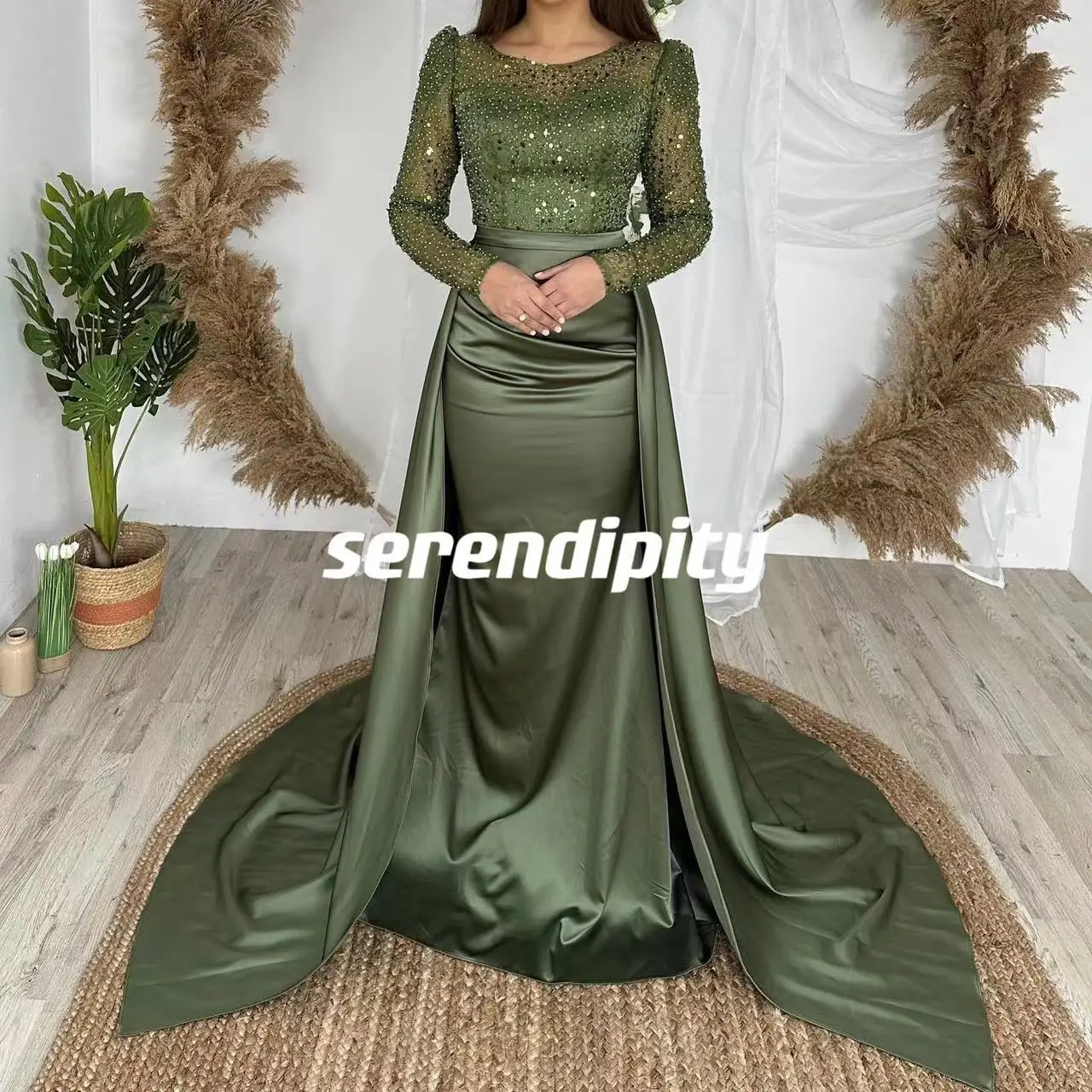 

Бальное платье в пол с глубоким вырезом, оборками и длинными рукавами