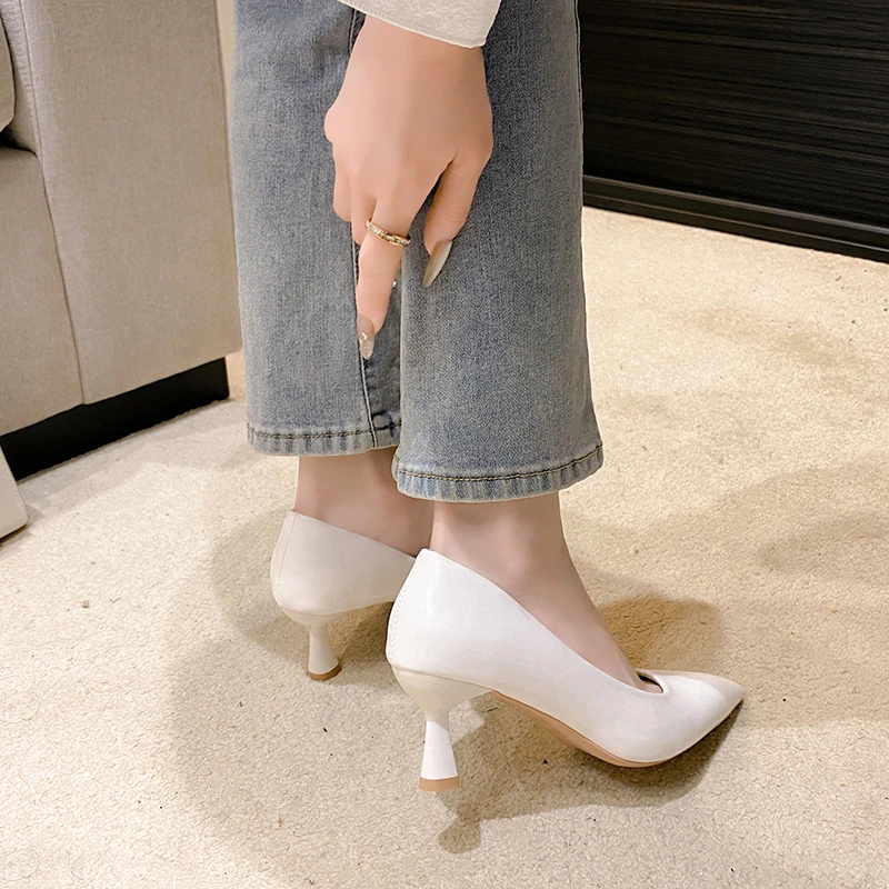 Nowość 2024 damskie buty robocze ze szpiczastym noskiem czarne eleganckie profesjonalne miękkie skórzane na płaskiej podeszwie letnia gumowa