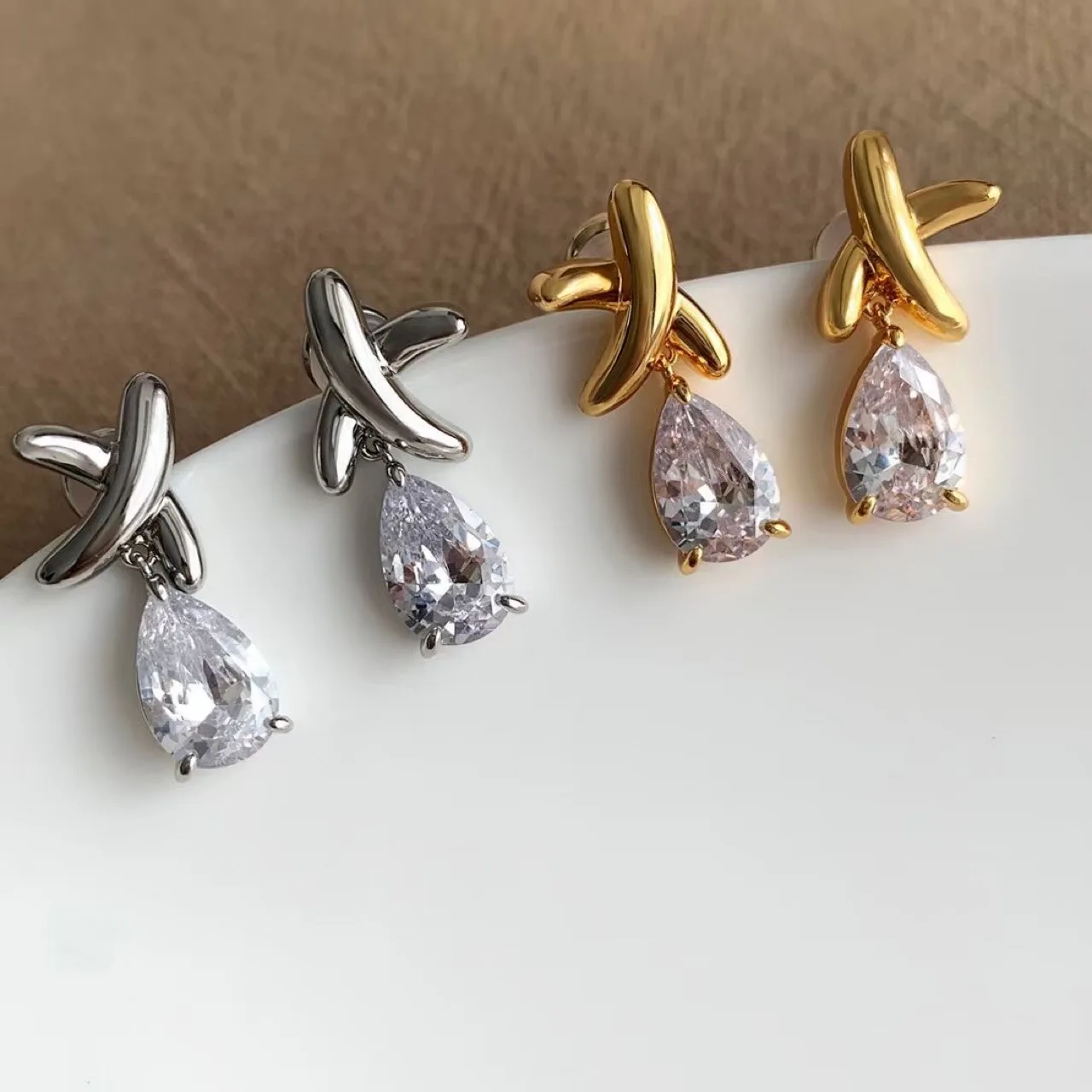 

Stylish OL Personality Water Drop Gem Simple Light Luxury Commuter Everything Temperament 925 Silver Needle Earrings