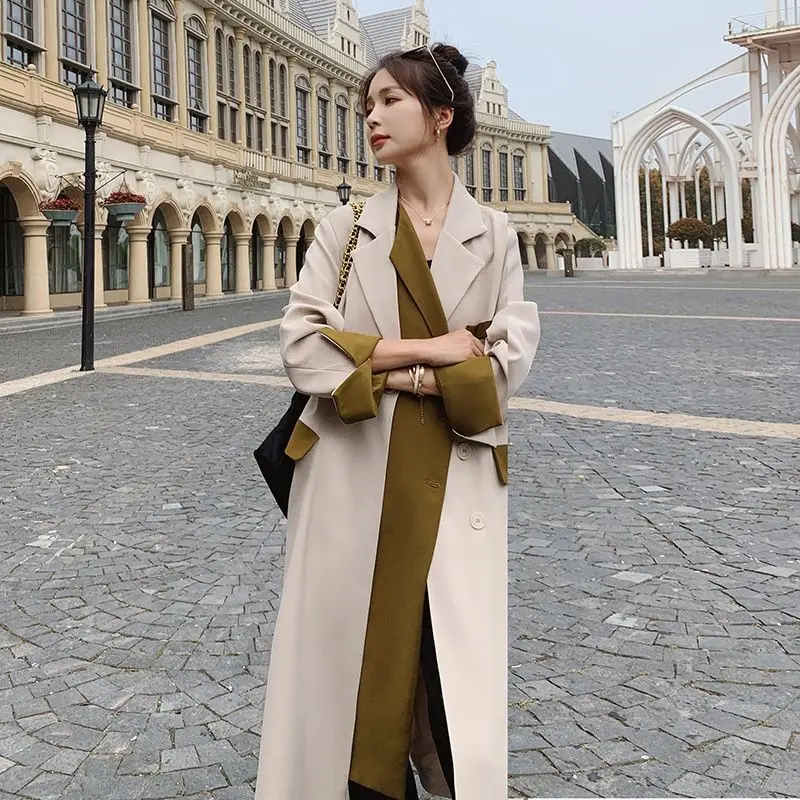 Женское блестящее пальто дизайнерское роскошное с поясом оптом изящное