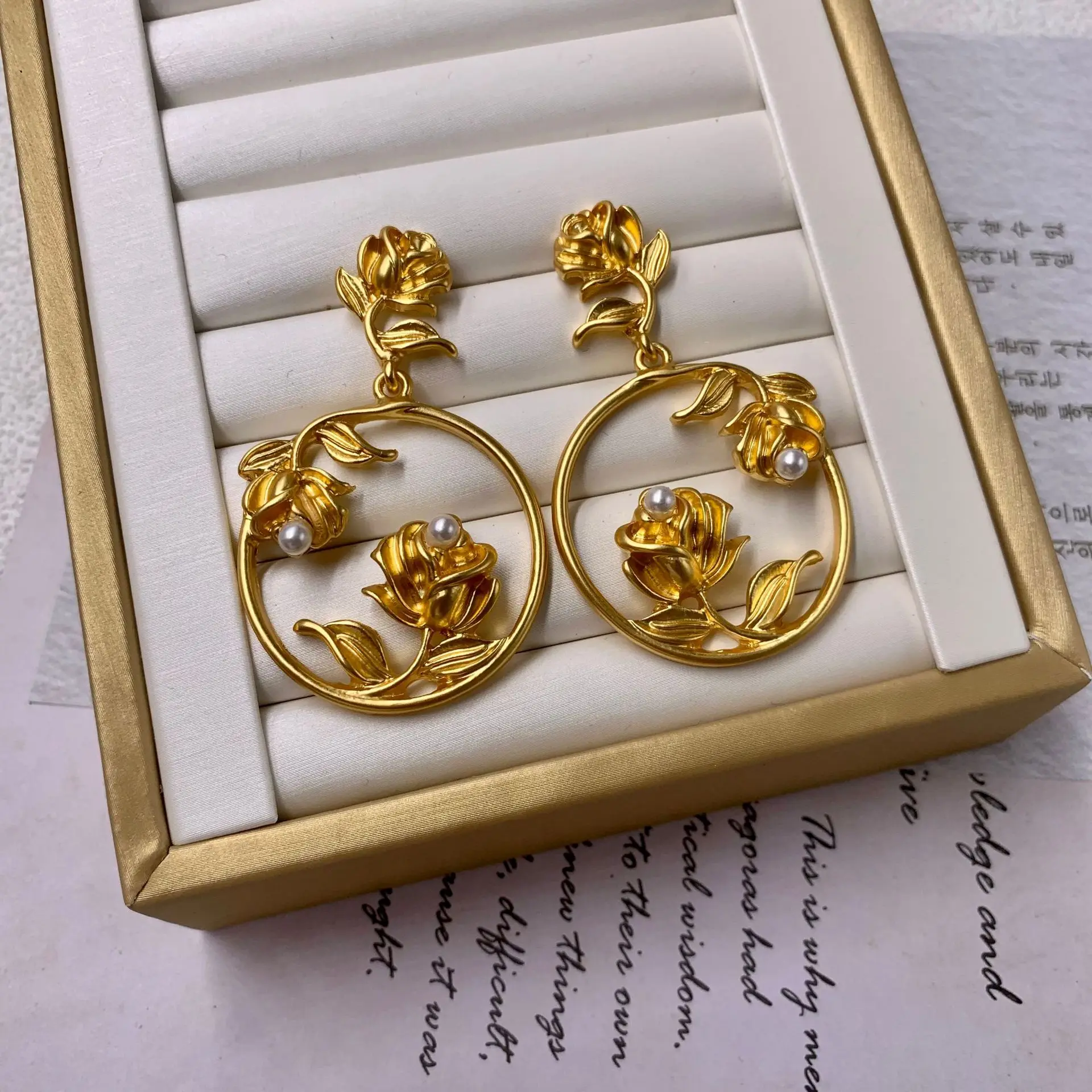

Middle Vintage Western Palace Retro Rose 3D Carved Earrings