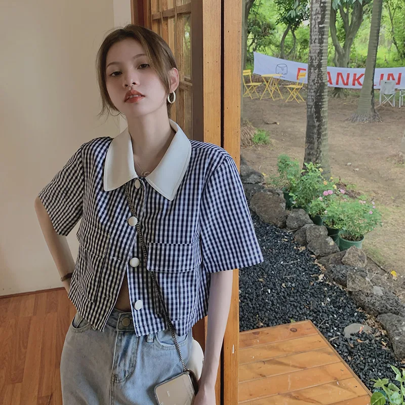 Женский топ с воротником в клетку и коротким рукавом