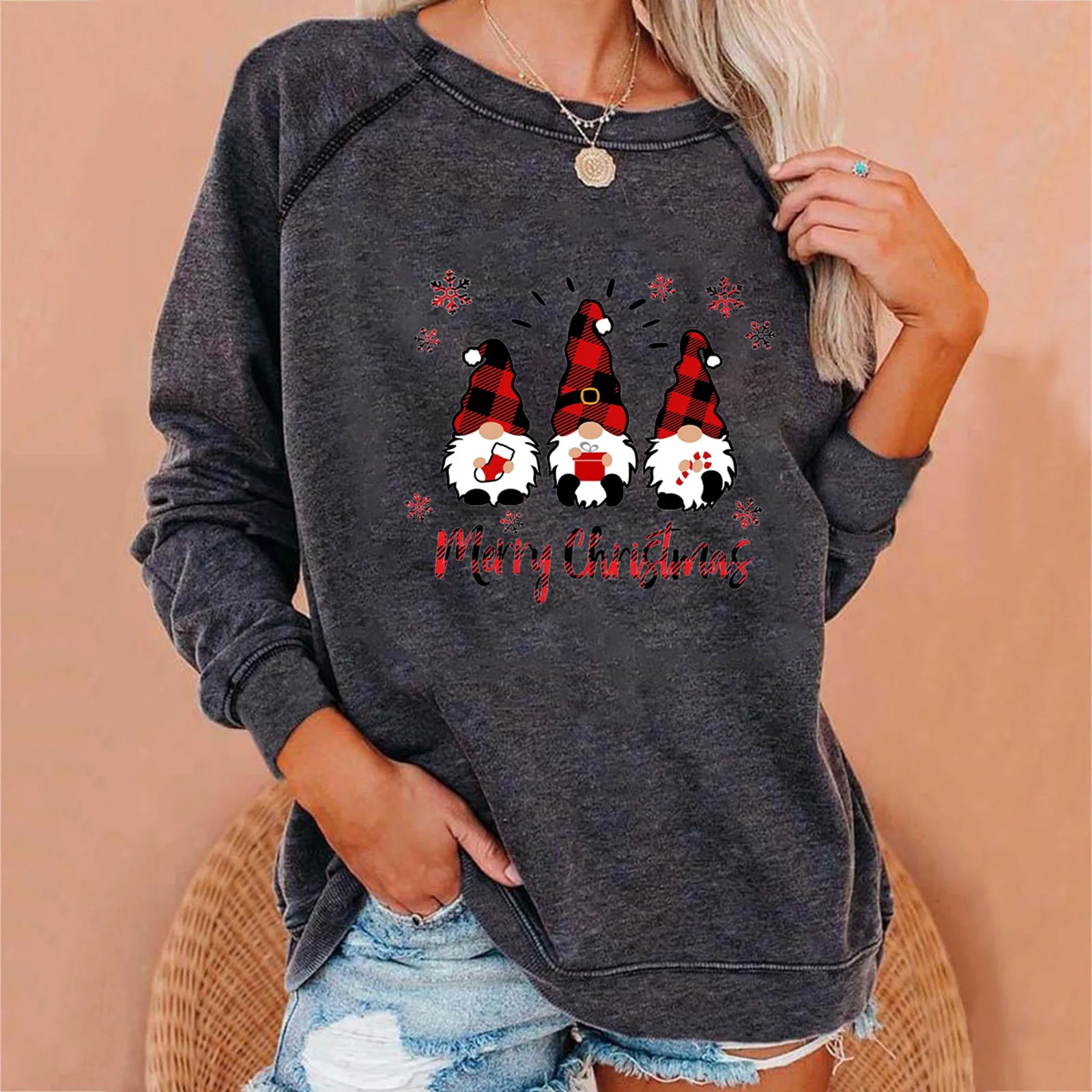 Рисунок 3 - Уродливый женский свитер с рождественским