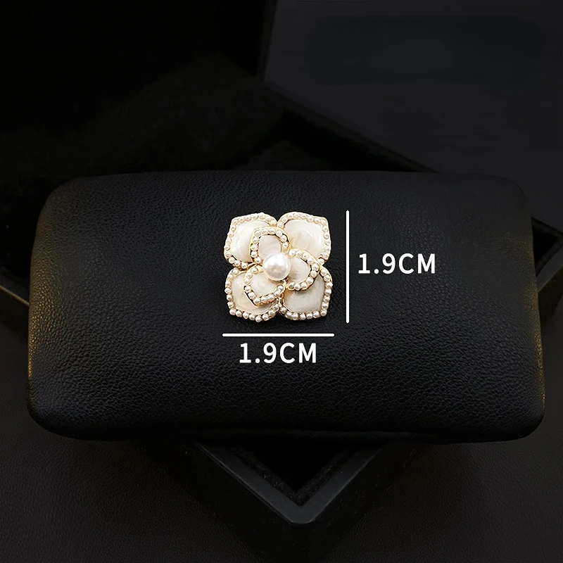 Chic Five Petal Flower Small Brooch Exquisite High-End Pearl Element Accessories Fixed Clothes Collar Pin Women Suit Jewelry Pin