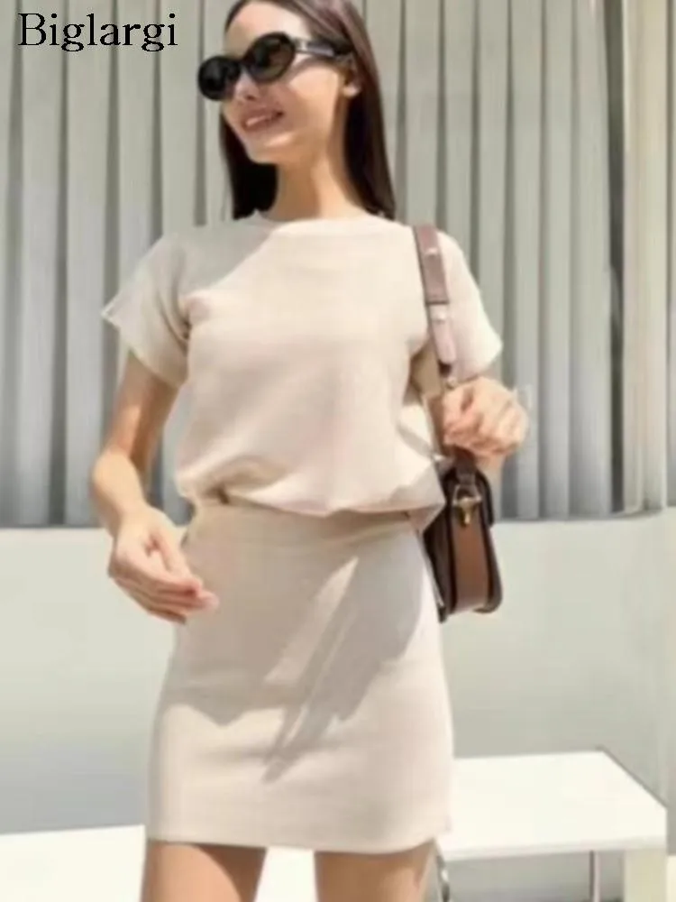 

Женский трикотажный комплект из 2 предметов, повседневный свободный облегающий топ с высокой талией и мини-юбка в Корейском стиле, осень 2023