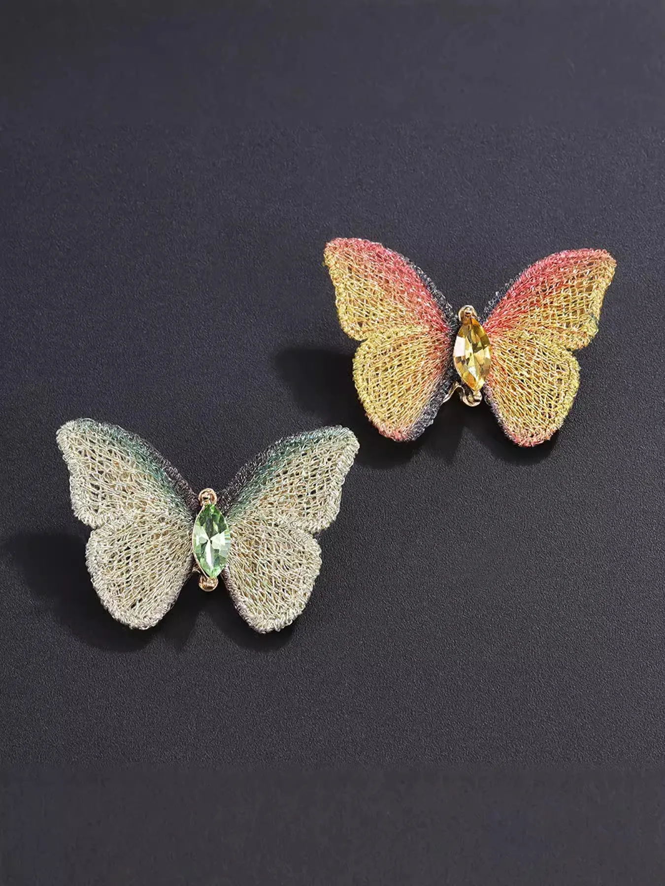 Маленькая и легкая брошь ручной работы с вышивкой антиэкспозиционный вырез