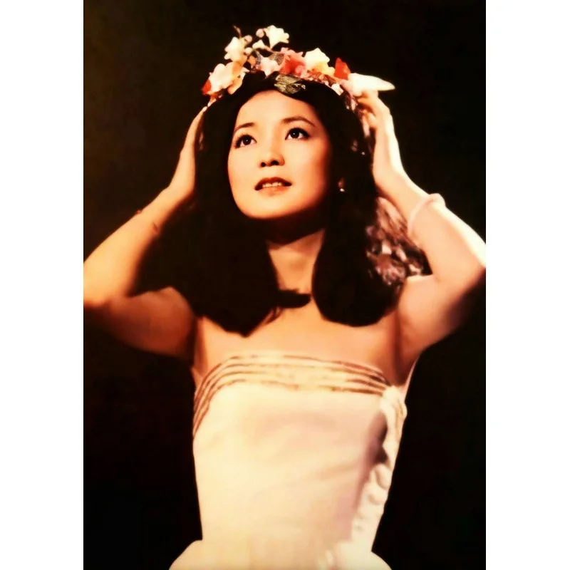 

Nostalgic Teresa Teng Music Singer Poster Kraft Paper Posters Art Painting Picture for Home Room Bar Wall Decor