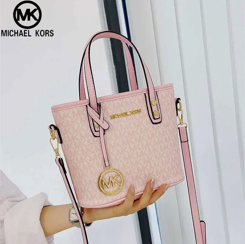 Фото Новая легкая роскошная дорожная сумка Michael Kors Ole Jet Set 2026 из ПВХ с принтом и кожаными элементами, очень маленькая, женская, ручная/через плечо №4