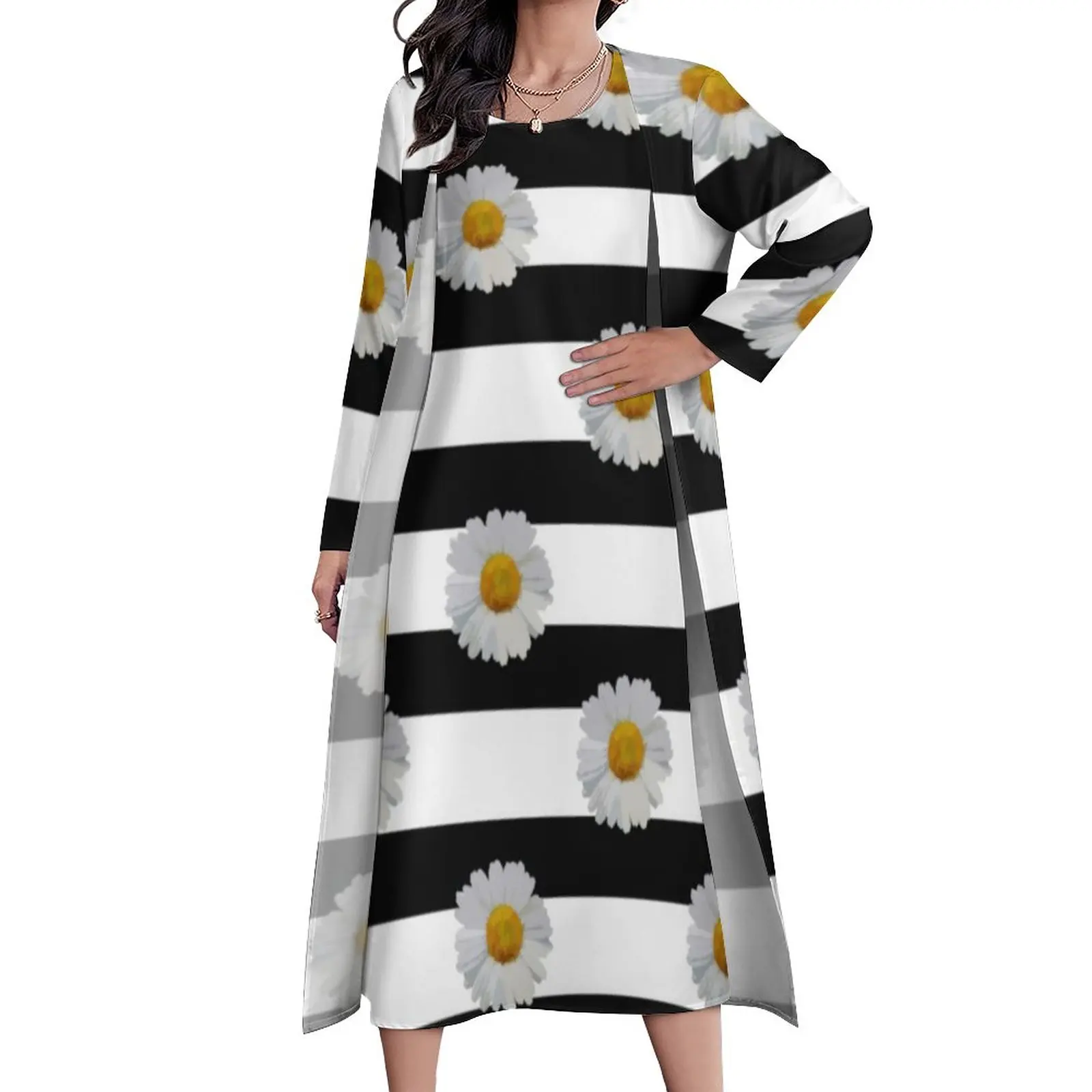 

Платье-макси в черно-белую полоску, с цветочным принтом