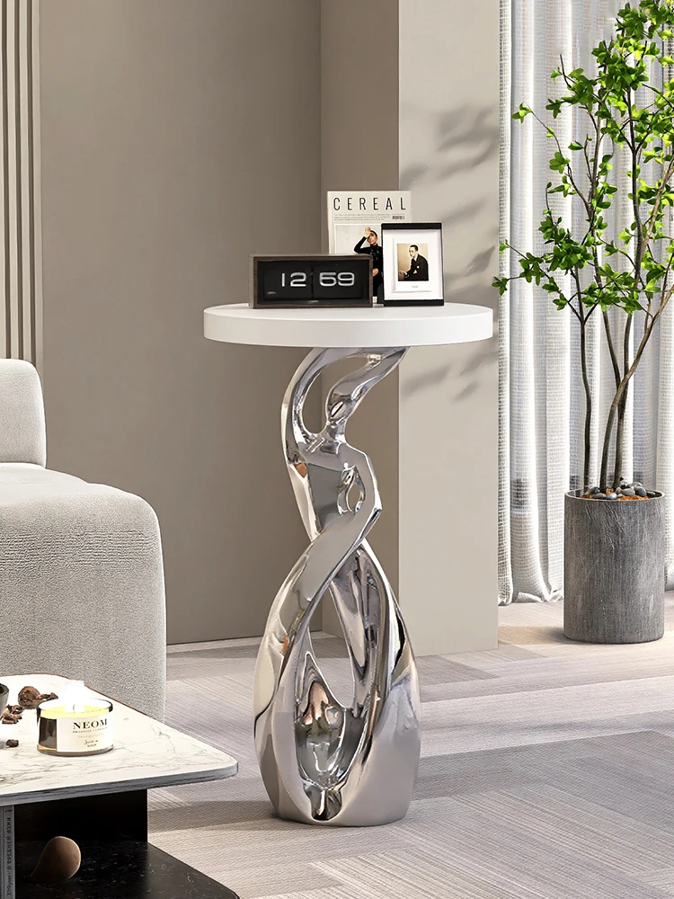 Кофейный столик в абстрактном стиле