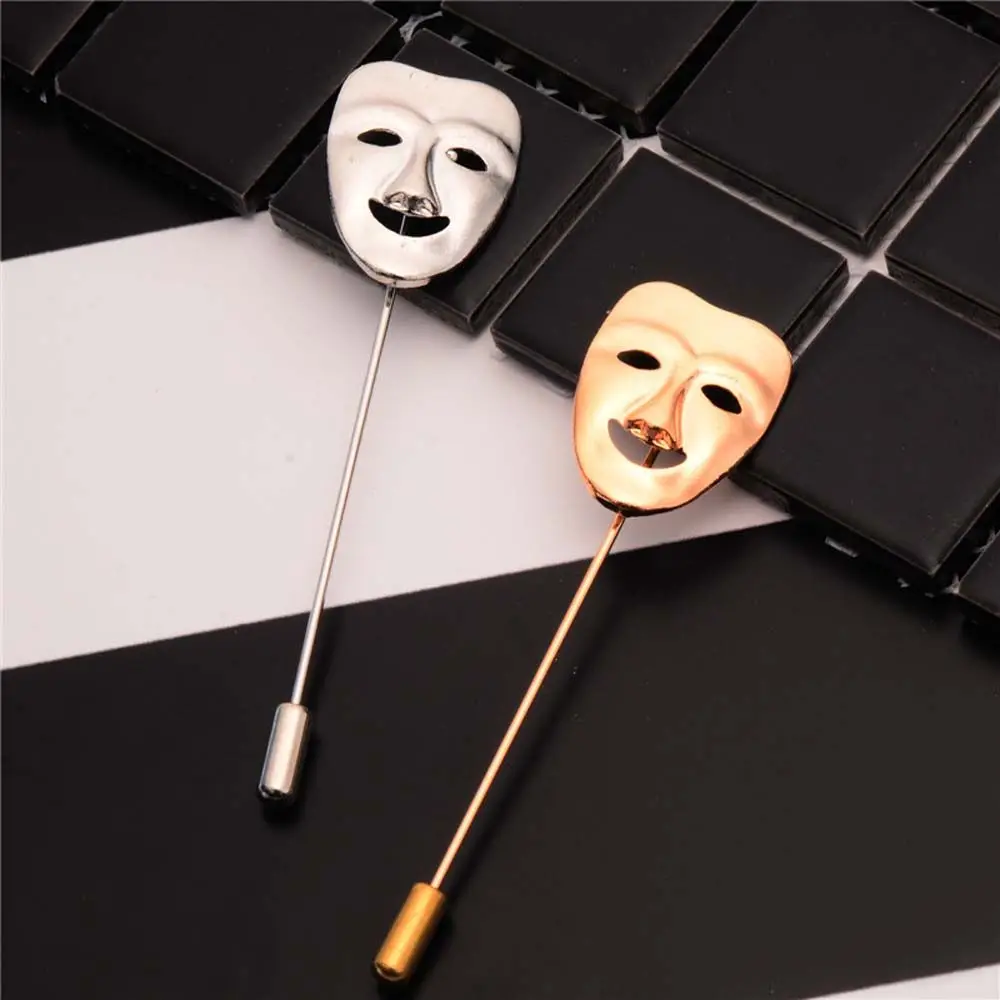 Золотая брошь маска