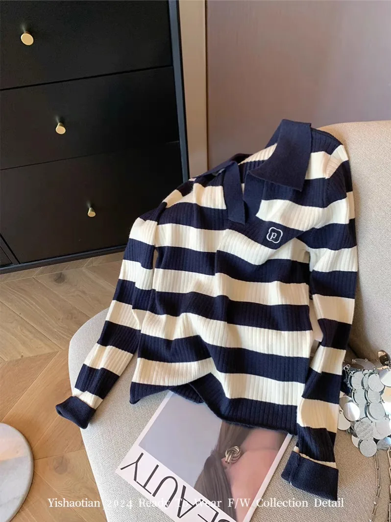 Пуловер женский трикотажный в полоску с длинным рукавом и воротником-поло