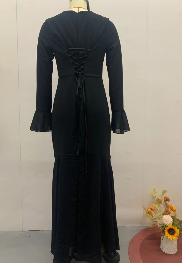 Женское однотонное платье с круглым вырезом и расклешенными рукавами элегантное