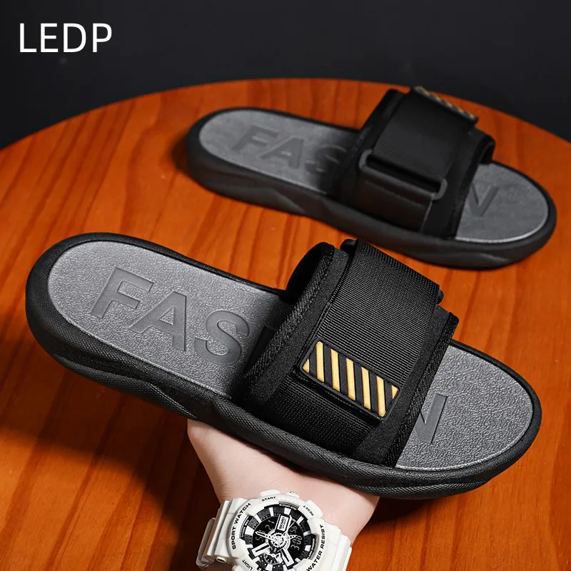 

In Spring and Summer The Main Men's Slippers Are Comfortable Breathable Wear-resistant Casual Light Non-slip Beach Trend Shoes