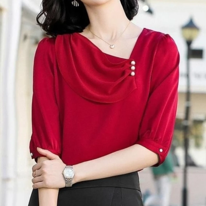 Красная шифоновая рубашка с оборками и вырезом лодочкой украшенная бусинами