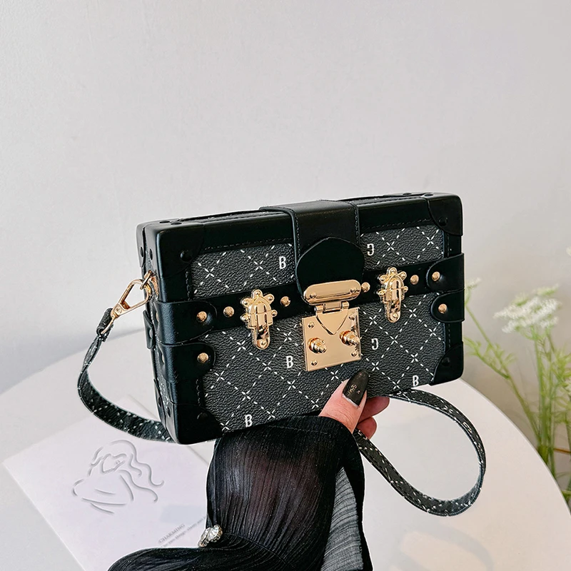 2024 женская маленькая сумка новая весенне-летняя квадратная через плечо с