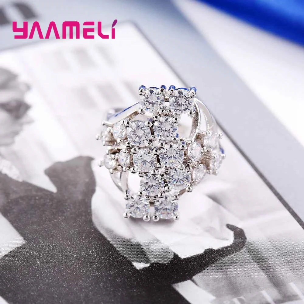 Женское кольцо на палец с белыми круглыми кристаллами