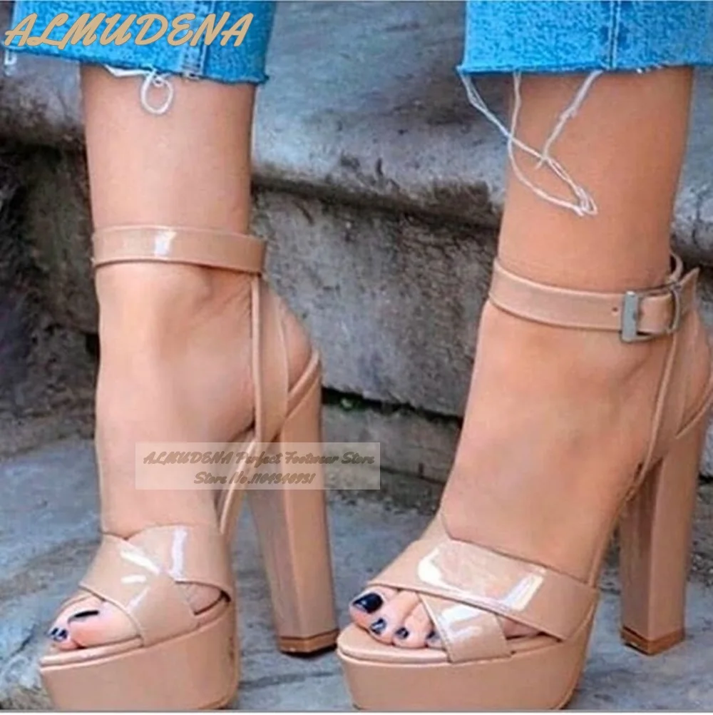 ALMUDENA Босоножки телесного цвета из лакированной кожи на массивном каблуке