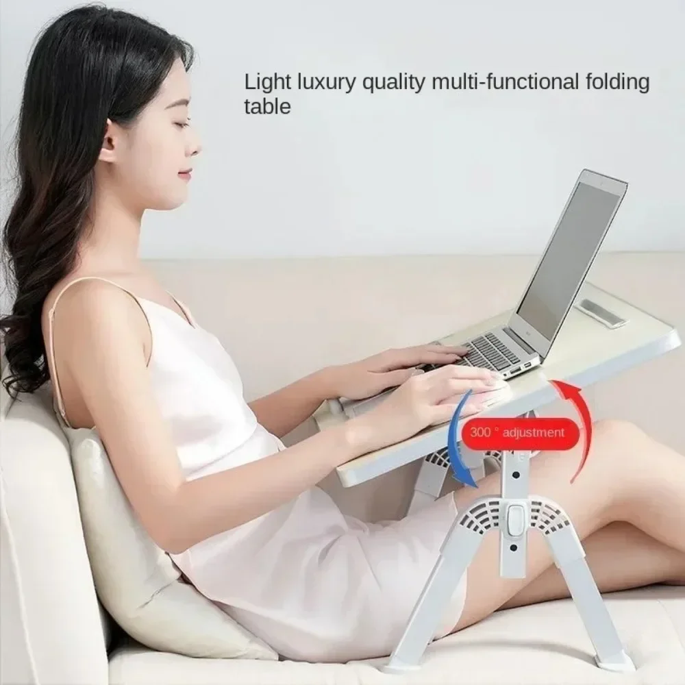 Эркер в спальне кровать общежитии небольшой столик студенческий ноутбук стол