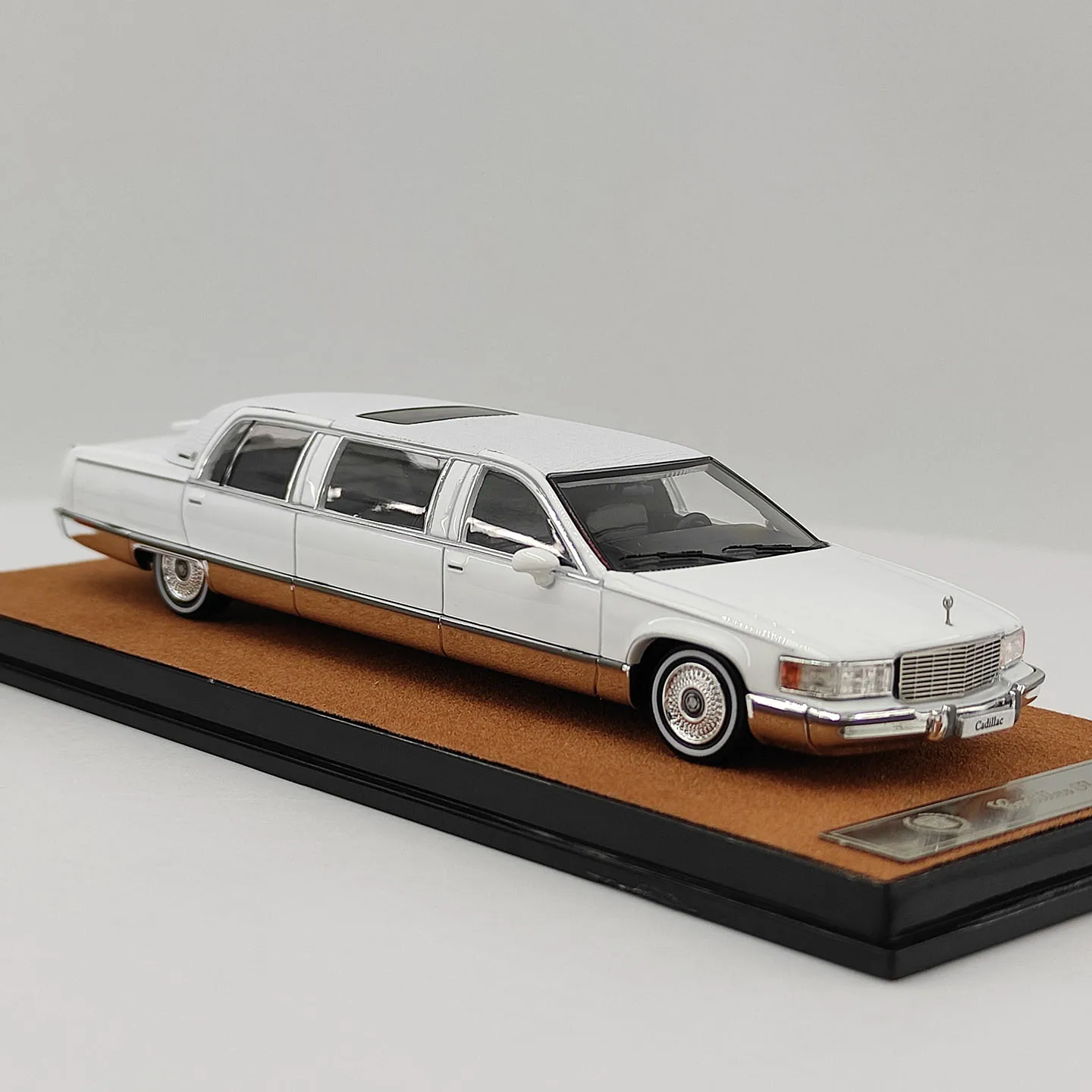 Фото Масштабная модель автомобиля Cadillac Wood Extended Edition Fleetwood из сплава, 1:64, Diecast Xiaoguang №2