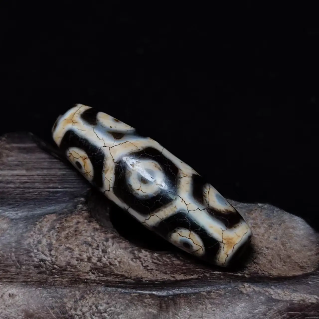 

Tibetan Tortoise Shell 9 Eyes Totem Fire Offering Dragon Scale Pattern Black/White Agate Dzi Beads Men's&Women's Jewelry DIY