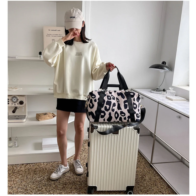 Cow Pattern Gym Fitness Bag Women'S Travel Luggage Female Handbag Dry Wet Duffle Weekender Outdoor Sports Shoulder Tote Bag