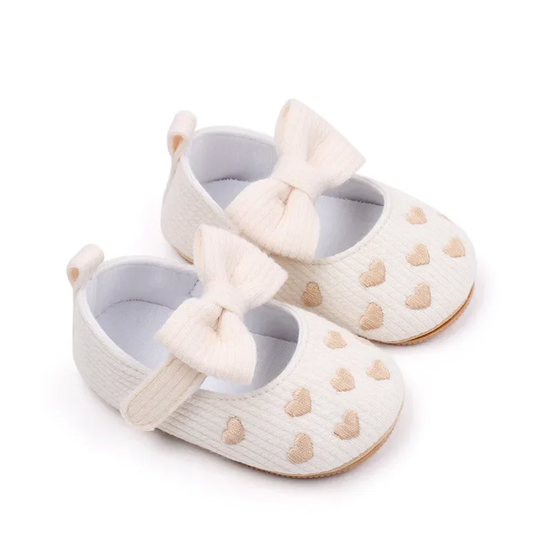 Рисунок 5 - Классические туфли с вышивкой для маленьких девочек