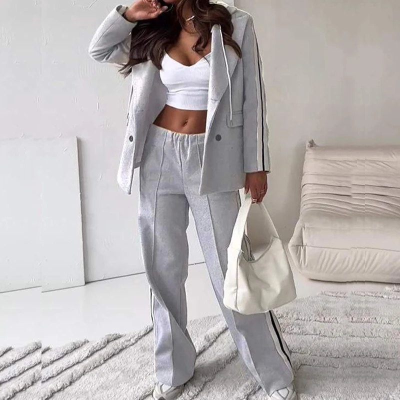 Женский офисный костюм из блейзера с лацканами и прямых брюк поясом на резинке