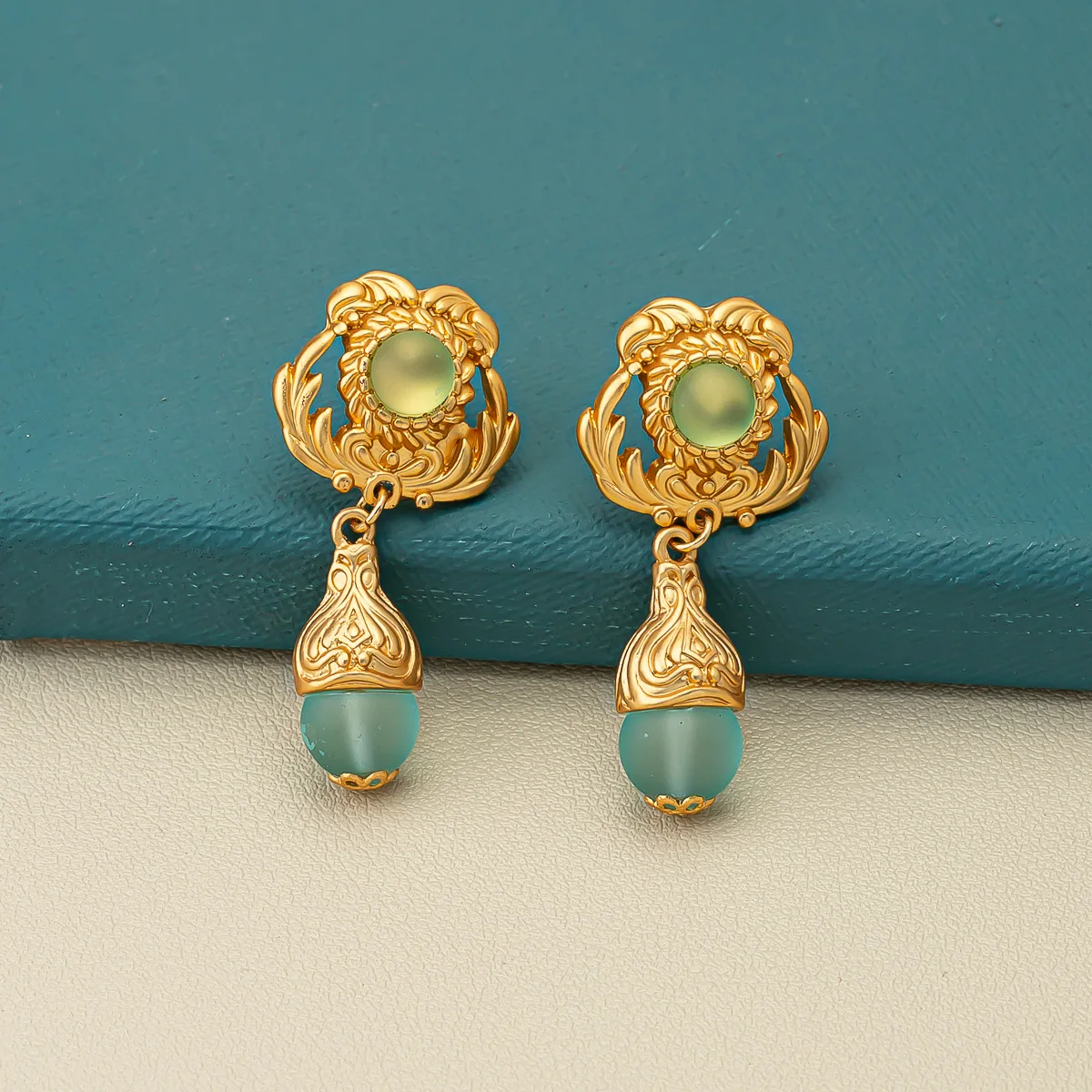 

Palace Style Stud Earrings