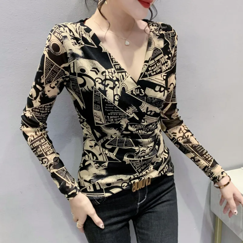 

Футболка женская сетчатая с буквенным принтом и V-образным вырезом