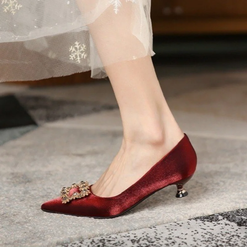 Женские туфли-лодочки с острым носком на высоком тонком каблуке