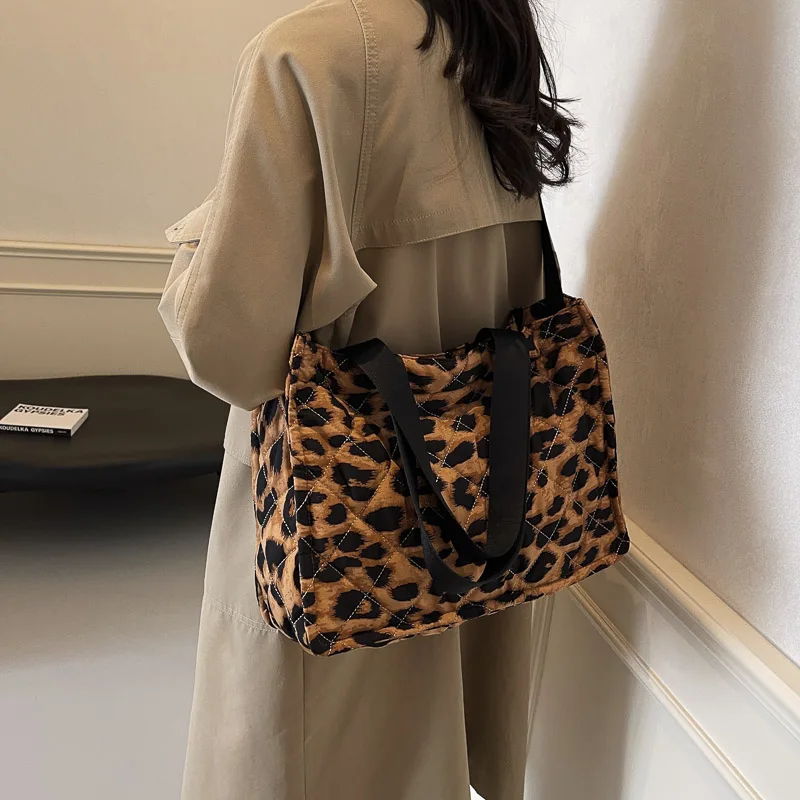 Женская леопардовая модная сумка на плечо большая вместительная мягкая через