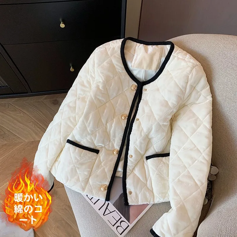 Изящное бархатное пальто с хлопковой подкладкой контрастного цвета золотой