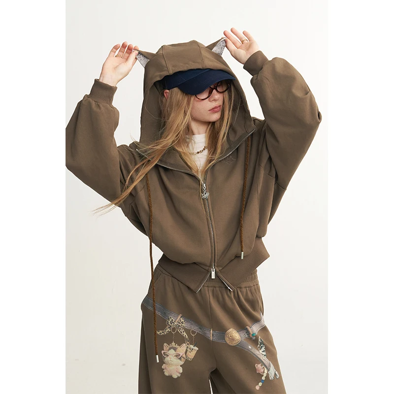Фото Женский повседневный спортивный костюм ELFSACK с жемчужным ожерельем, укороченным худи на молнии и широкими брюками для повседневной носки. №2